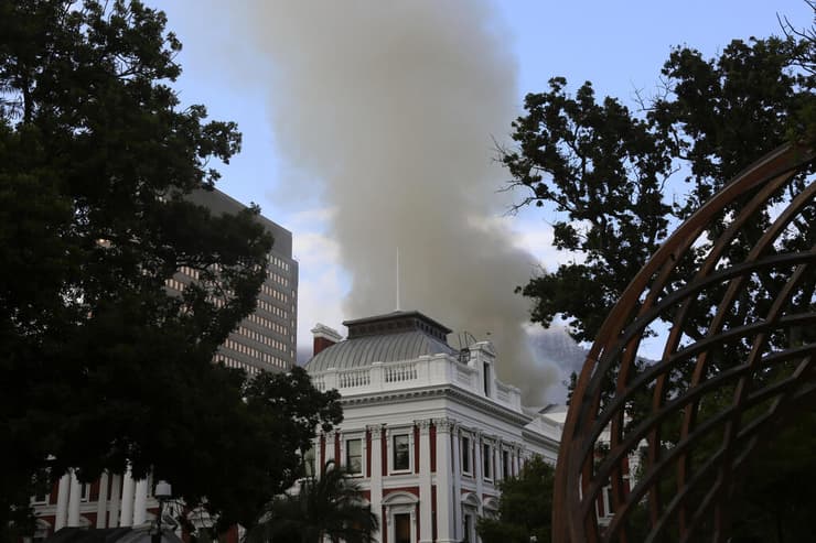 שריפה ב בניין ה פרלמנט של דרום אפריקה ב קייפטאון