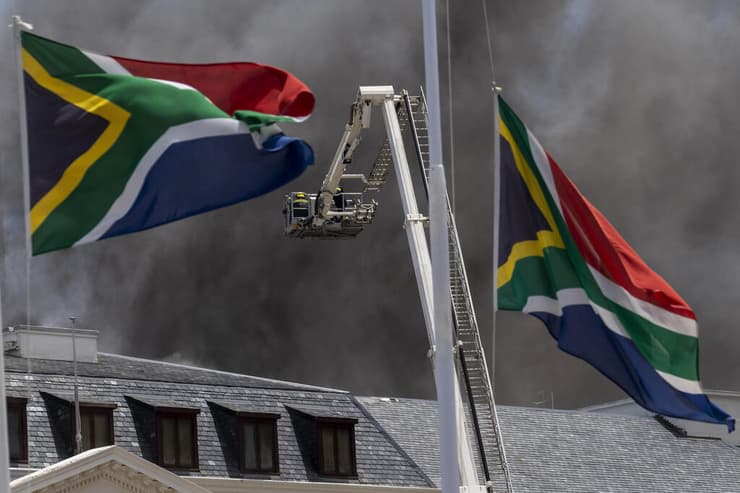 שריפה ב בניין ה פרלמנט של דרום אפריקה ב קייפטאון