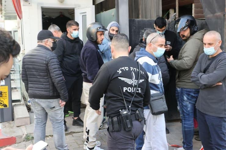 אנשים הגיעו לדרוש את כספם לאחר שוד הכספות בתל אביב