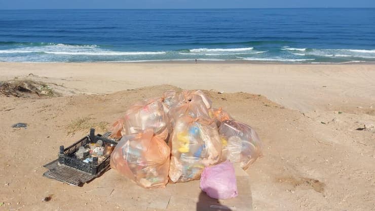 פסולת שנאספה ליד הים באזור אשדוד