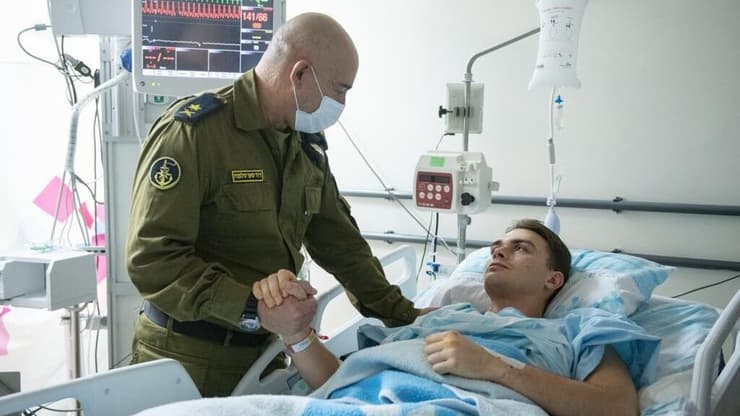 מפקד חיל הים ומפקד חיל האוויר מבקרים את סרן רון בירמן שנפצע בהתרסקות המסוק