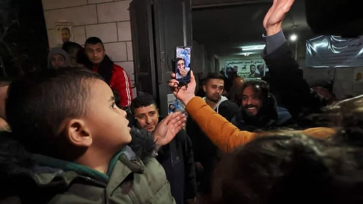 פלסטינים בשיחת ווידאו עם העציר המינהלי הישאם אבו הוואש אחרי ההודעה שישוחרר