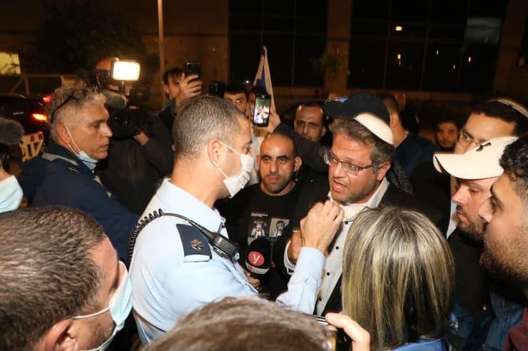 איתמר בן גביר בהפגנה נגד שחרור המחבל אבו הוואש בבית חולים אסף הרופא