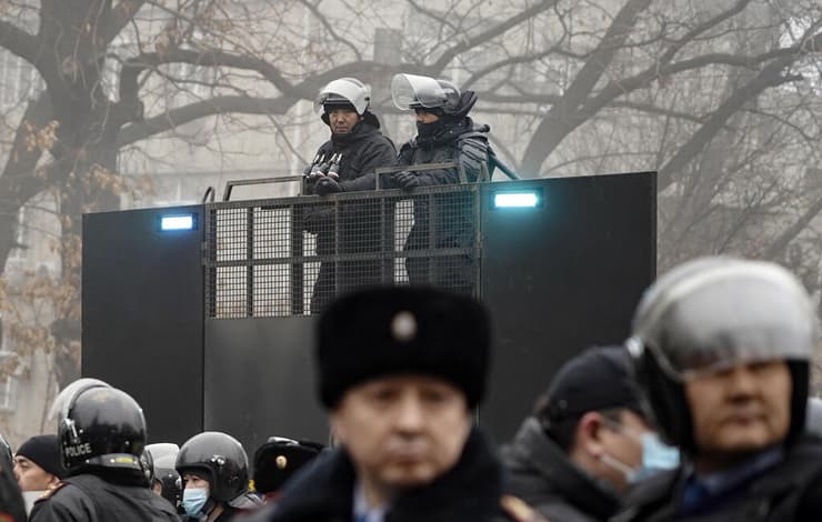 קזחסטן שוטרים בעיר אלמטי הפגנות