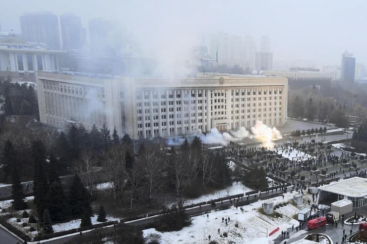 קזחסטן עשן בבניין העירייה בעיר אלמטי הפגנות