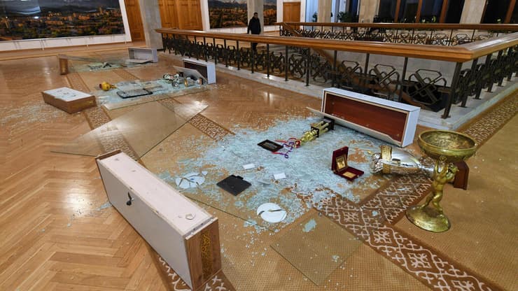 הרס בלשכת ראש העיר אלמטי קזחסטן הפגנות