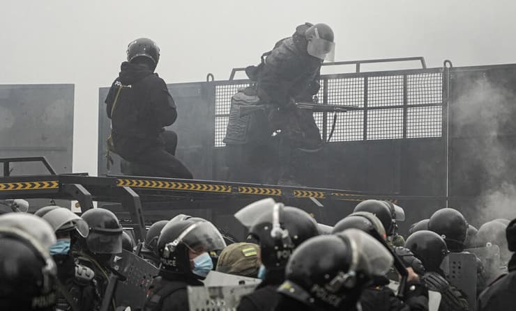 קזחסטן שוטרים בעיר אלמטי הפגנות