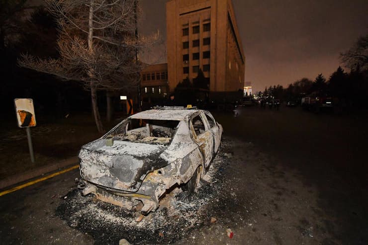מכוניות שרופות ליד לשכת ראש העיר אלמטי קזחסטן הפגנות נגד השלטון בעקבות עלייה ב מחירי הדלק דלק