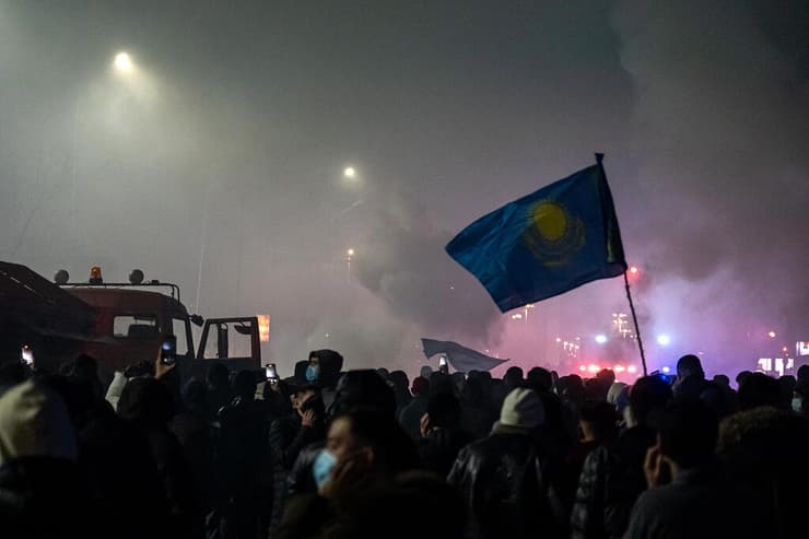  קזחסטן אלמטי הפגנות נגד השלטון בעקבות עלייה ב מחירי הדלק דלק