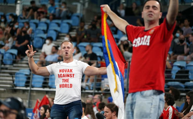 אוהדי סרביה עם חולצת "נובאק נגד העולם"