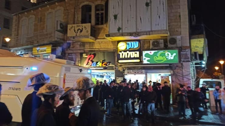 תיעוד מהפגנת החרדים הקיצוניים נגד חנות טלפונים בשכונת גאולה בירושלים
