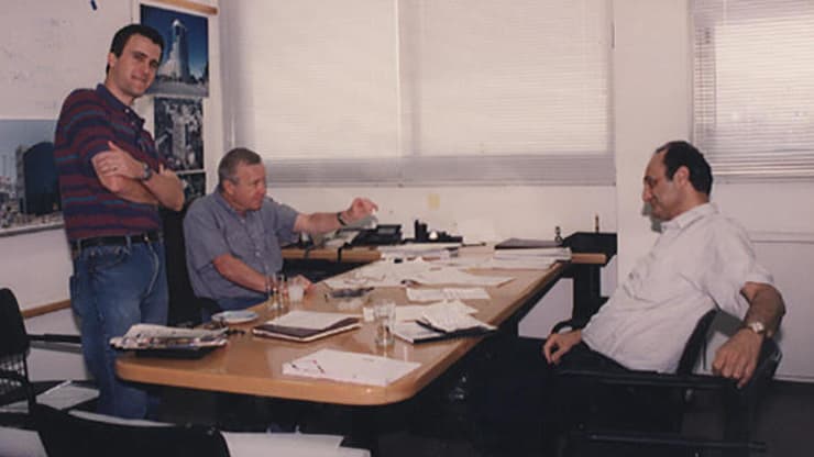 אסף עם קלמן סופרין, בפגישה בנוגע לנדל"ן במזרח אירופה. 1996