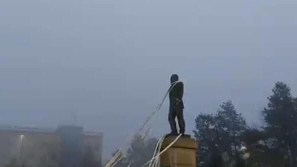 הופל פסל נשיא קזחסטן לשעבר נורסולטן נזרבייב בעיר טלדיקורגן