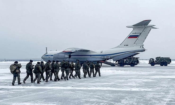 כוחות צבא רוסיים רוסיה בנמל תעופה ליד מוסקבה לפני המראה ל קזחסטן עקב מהומות  שם