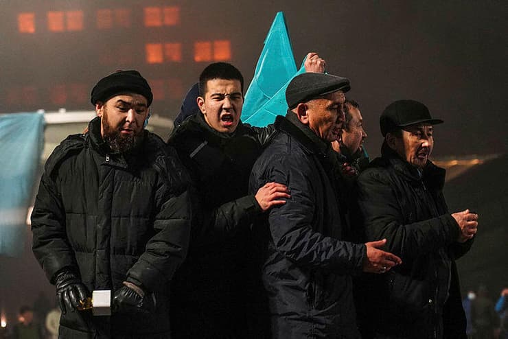 מפגינים ב מהומות הפגנות מחאה ב קזחסטן בעיר אלמטי 