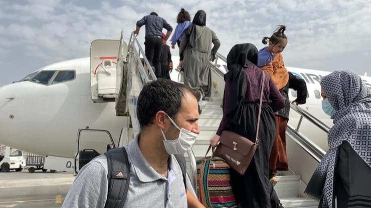 יותם פוליצר, מנכ"ל ארגון ישראייד בכניסה למטוס החילוץ לפליטים אפגנים