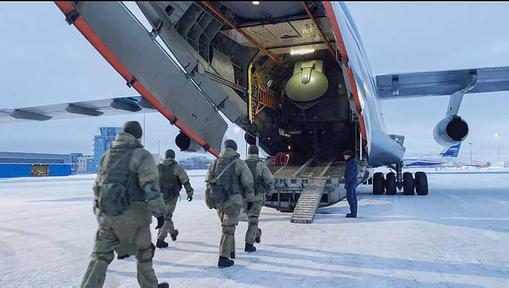 כוחות צבא רוסיים רוסיה בנמל תעופה ליד מוסקבה לפני המראה ל קזחסטן עקב מהומות  שם