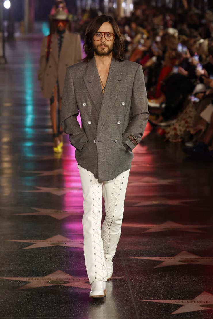 ג'ארד לטו מדגמן בתצוגת אופנה של גוצ'י, 2021