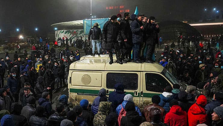 מפגינים ב מהומות הפגנות מחאה ב קזחסטן בעיר אלמטי 