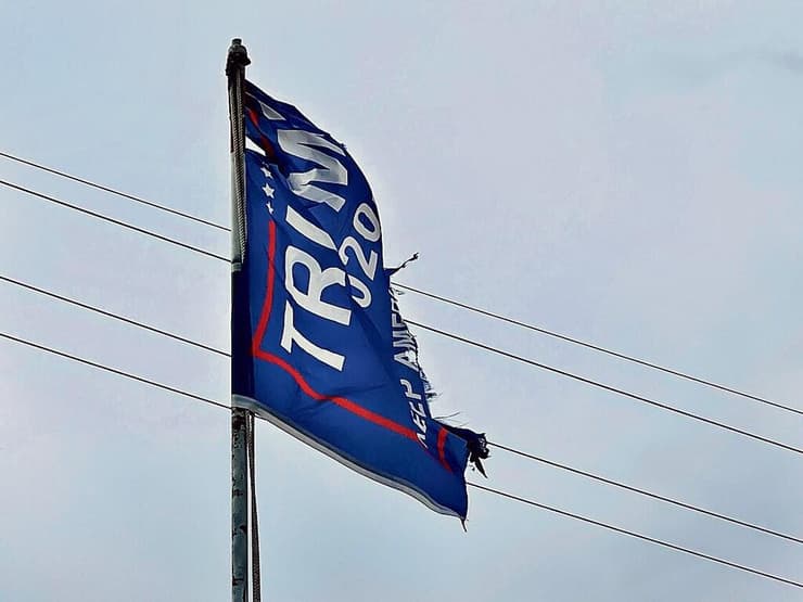 דגל של טראמפ באי טנג'יר