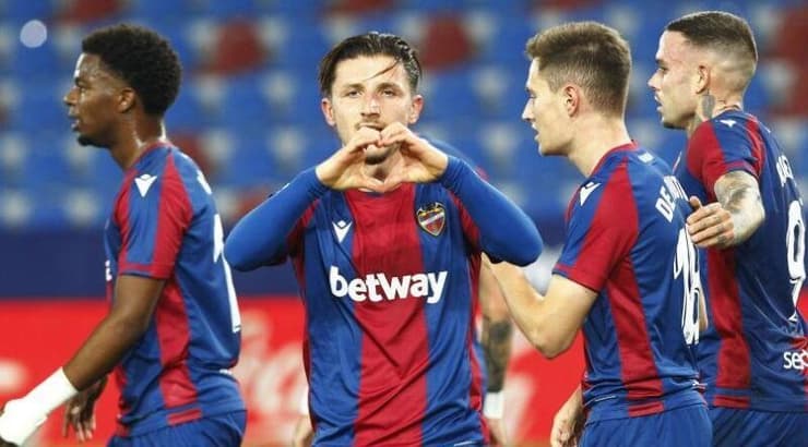 אניס בארדי חוגג (La Liga) אניס בארדי חוגג