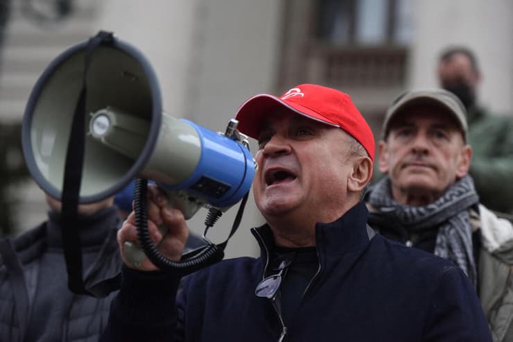 אביו של נובאק ג'וקוביץ' בהפגנה ב בלגרד סרביה