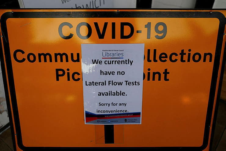 הודעה על מחסור בדיקה מהירה בדיקות קורונה במרכז לאיסוף בדיקות ב  ב נורת'וויץ' בריטניה