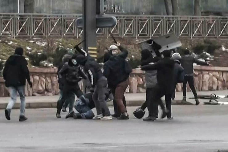עימות בין שוטרים ל מפגינים ב אלמטי קזחסטן מהומות