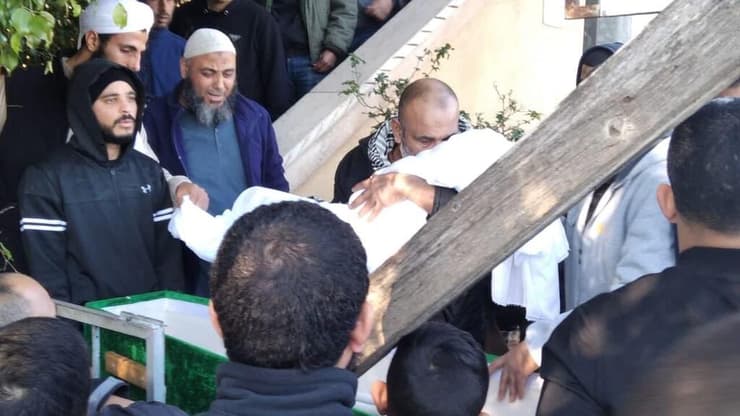 הלוויתו של עמאר מוחמד אל-שייח חג'יראת בן ה-4 שנהרג מכדור תועה בגן שעשועים בביר אל מכסור