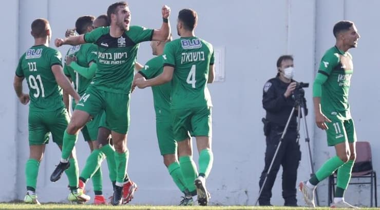 שחקני מכבי אחי נצרת חוגגים עם אחמד עאבד (עמרי שטיין) שחקני מכבי אחי נצרת חוגגים עם אחמד עאבד