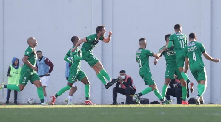 שחקני מכבי אחי נצרת חוגגים עם אחמד עאבד (עמרי שטיין) שחקני מכבי אחי נצרת חוגגים עם אחמד עאבד