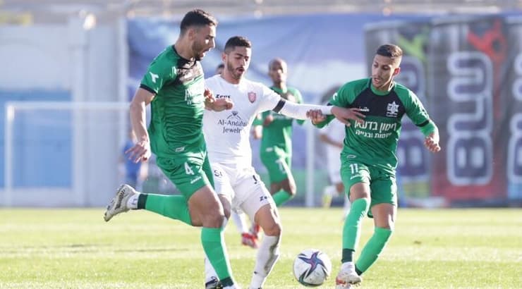 טארק בושנאק מנסה לשמור על הכדור (עמרי שטיין) טארק בושנאק מנסה לשמור על הכדור