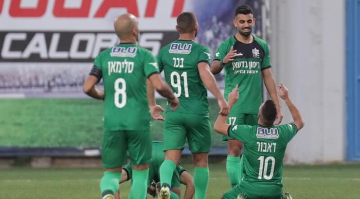 אנס דאבור חוגג עם שחקני אחי נצרת (עמרי שטיין) אנס דאבור חוגג עם שחקני אחי נצרת