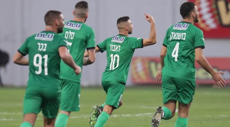 אנס דאבור חוגג עם שחקני אחי נצרת (עמרי שטיין) אנס דאבור חוגג עם שחקני אחי נצרת