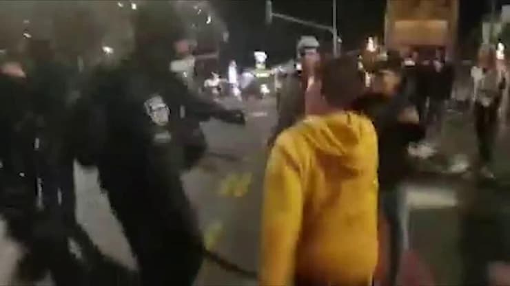 שוטר מכה ילד בהפגנה על מות אהוביה סנדק בירושלים