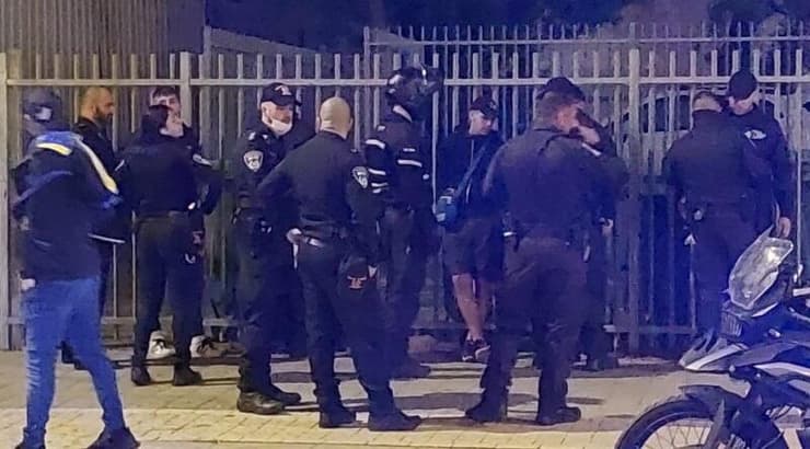 כוחות משטרה עוצרים את אוהדי מכבי ת"א (ראובן שוורץ) כוחות משטרה עוצרים את אוהדי מכבי ת"א