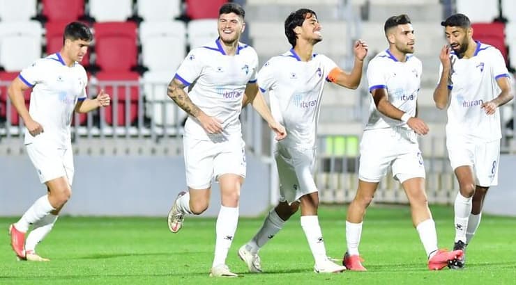 שחקני קריית שמונה חוגגים עם רועי קהת (חגי מיכאלי) שחקני קריית שמונה חוגגים עם רועי קהת