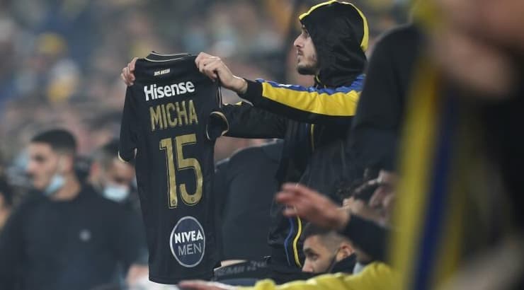 אוהדי מכבי תל אביב במחווה לדור מיכה