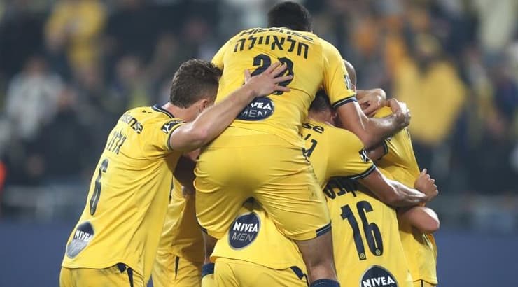 שחקני מכבי ת"א חוגגים