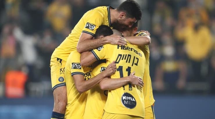 שחקני מכבי ת"א חוגגים