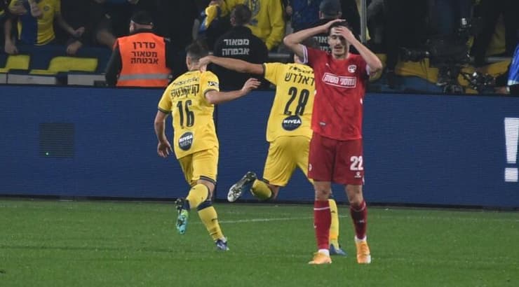 שחקני מכבי תל אביב חוגגים