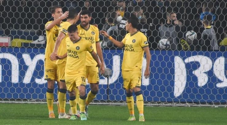 שחקני מכבי תל אביב חוגגים