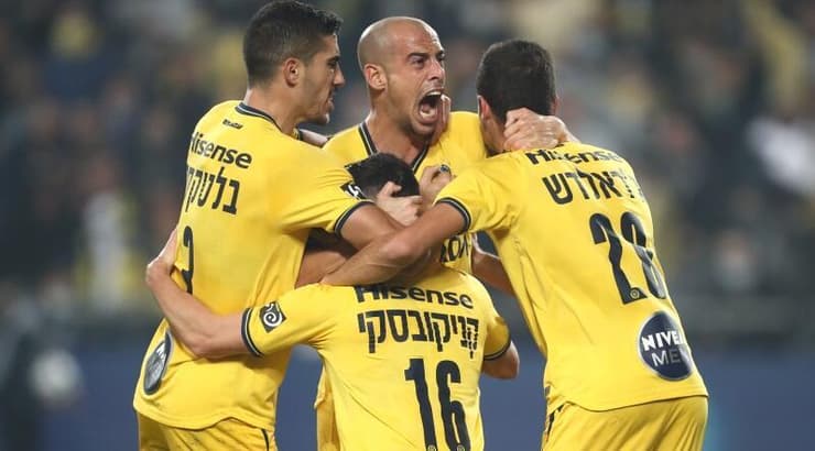 שחקני מכבי ת"א חוגגים