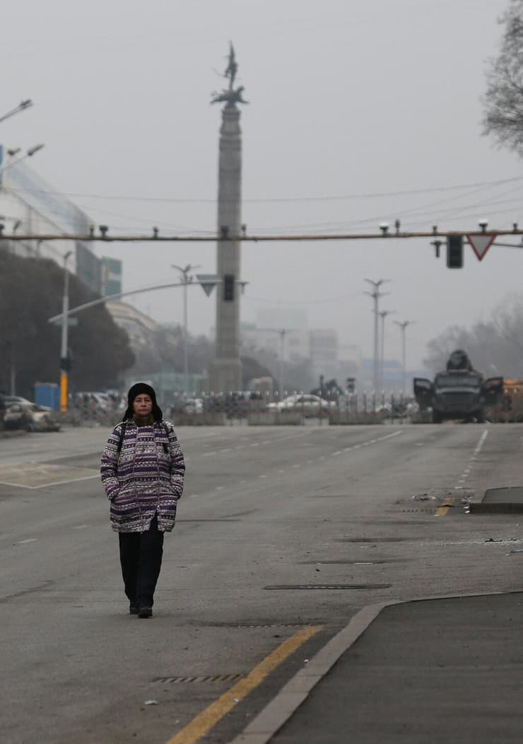 תושבים בעיר אלמטי ב קזחסטן אחרי דיכוי המהומות מחאה במדינה