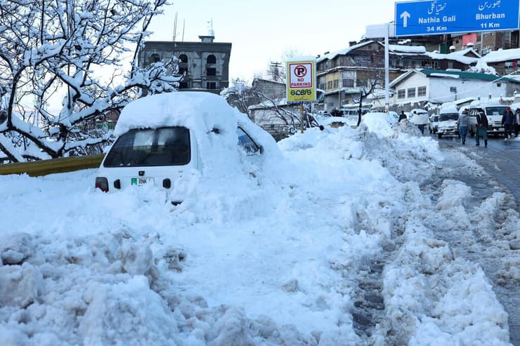 רכבים מכוניות לכודות ב שלג בעקבות סופה שפקדה עיירת נופש בשם מרי ב פקיסטן