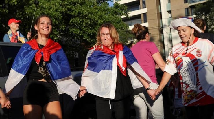 אוהדים מחוץ למלון של נובאק ג'וקוביץק (רויטרס) אוהדים מחוץ למלון של נובאק ג'וקוביץק