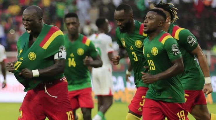 שחקני קמרון חוגגים עם אבובאקר (רויטרס) שחקני קמרון חוגגים עם אבובאקר