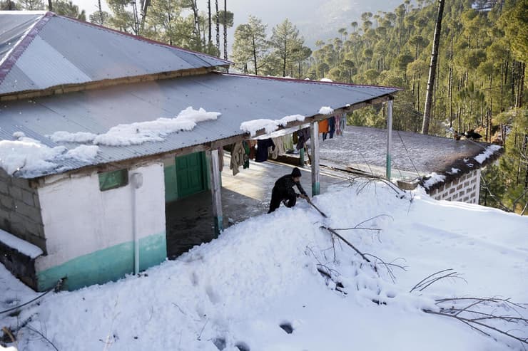 שלג בעקבות סופה שפקדה עיירת נופש בשם מרי ב פקיסטן