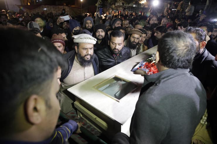 פינוי חלק מההרוגים שנספו ב סופת שלג שלגים ב עיירת נופש מרי ב פקיסטן