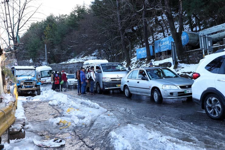רכבים מכוניות לכודות ב שלג בעקבות סופה שפקדה עיירת נופש בשם מרי ב פקיסטן